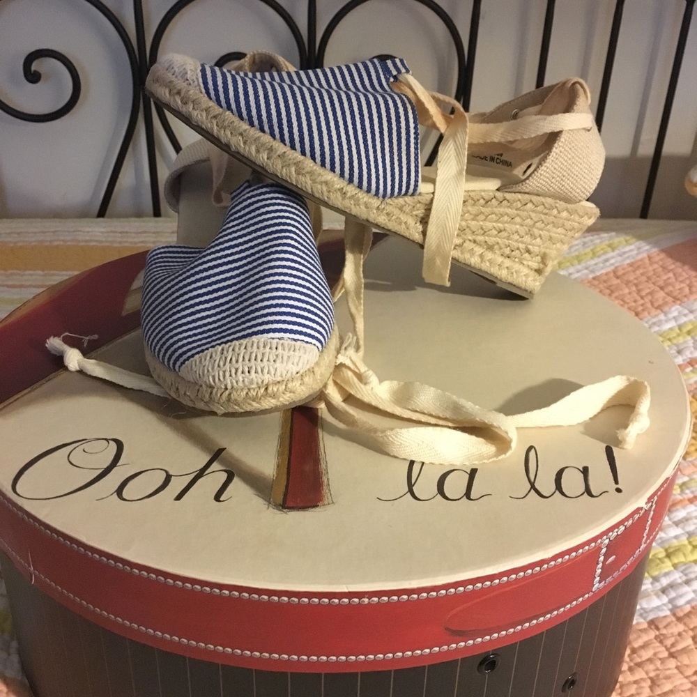 NWOT Size 8 HeavenlySoles 2.5” Striped Espadrilles